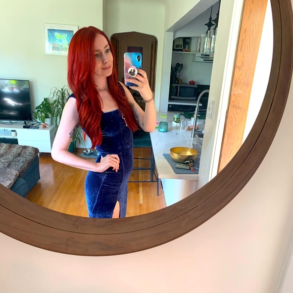 Blue velvet soft dress from Reformation. - Picture 2 of 7